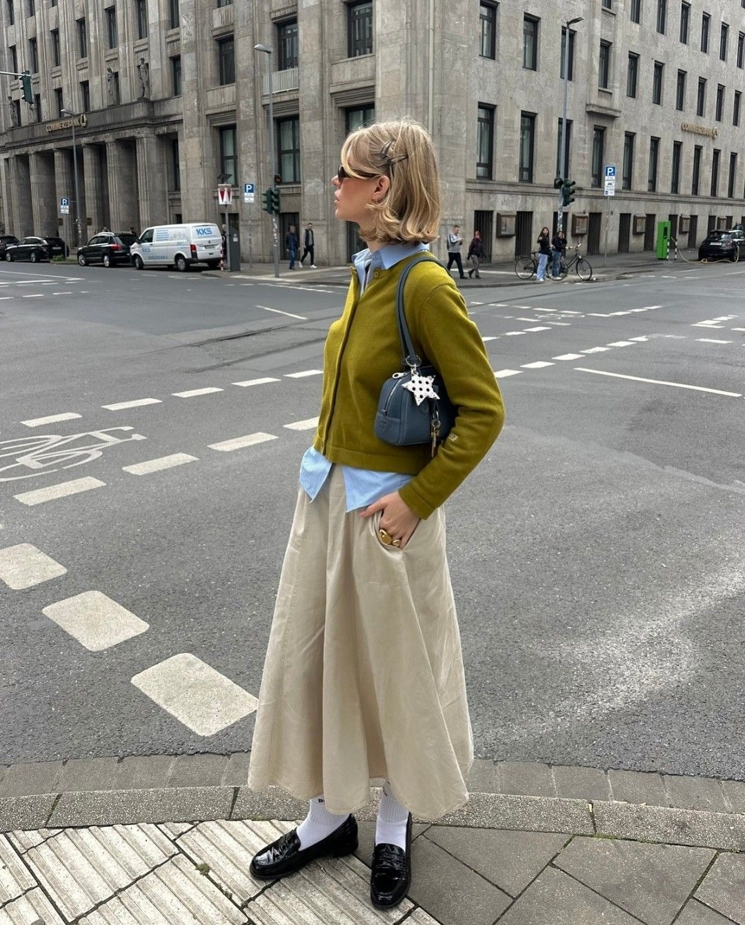 Giày loafer dành cho những cô gái chuộng phong cách công sở thanh lịch và nam tính. Bạn có thể phối chúng cùng cardigan, sơ mi và chân váy midi, mini hoặc quần jeans ống đứng đều đẹp.