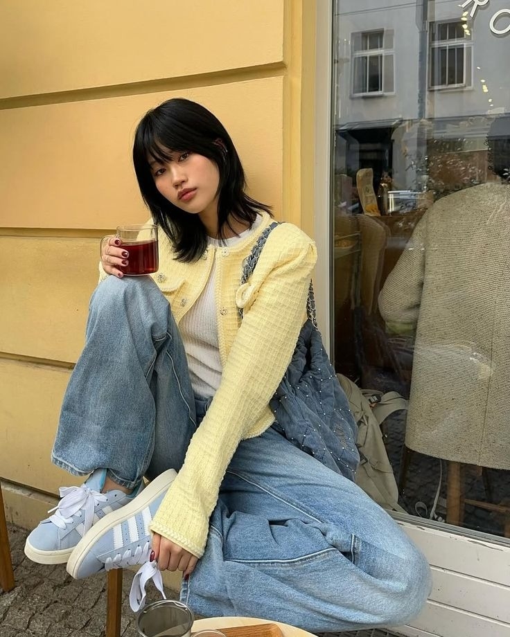 Bộ cánh gồm áo khoác tweed, quần jeans và sneakers dành cho những người làm việc, sinh hoạt trong môi trường năng động.