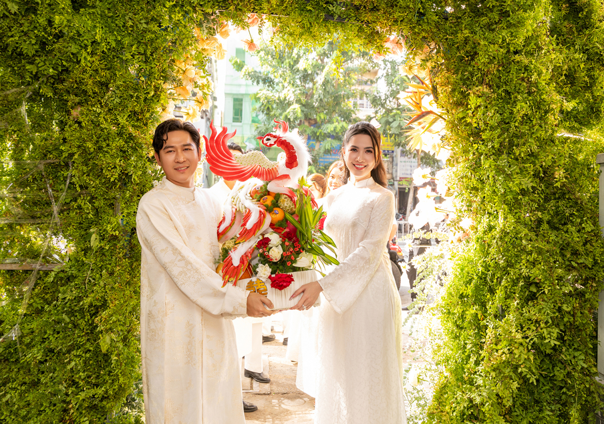   Đoàn Minh Tài - Sunny Đan Ngọc làm lễ gia tiên ở Bến Tre (cũ).