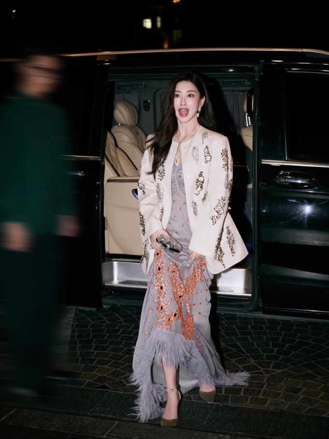 Ở tuổi 41, Chu Châu tiếp tục thu hút sự chú ý với hình ảnh thanh lịch, trí tuệ và phong thái điềm đạm hiếm thấy trong giới giải trí Hoa ngữ.