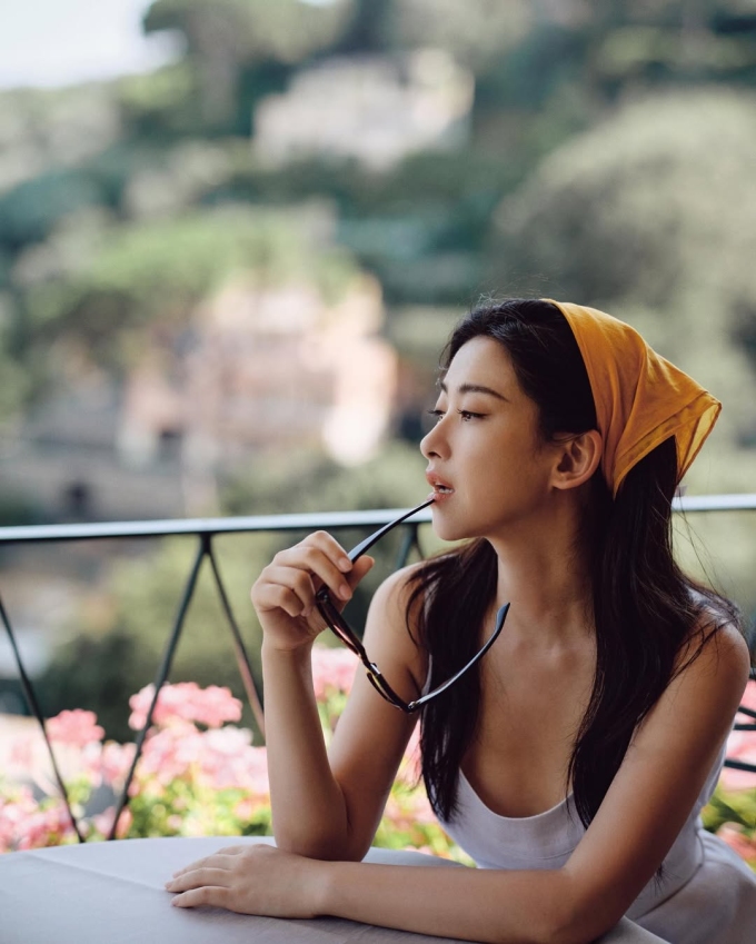 Trên màn ảnh, Chu Châu ghi dấu với lối diễn xuất tinh tế, kín đáo, phù hợp các vai nữ trưởng thành, độc lập và có chiều sâu nội tâm.