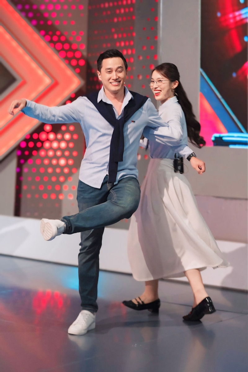 BTV-MC Ngọc Huy và MC Khánh Vy hài hước ở trường quay.