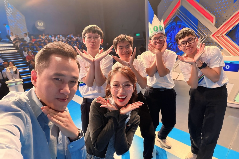MC amp;#34;Đường lên đỉnh Olympiaamp;#34; tiết lộ người vợ tài giỏi làm cùng VTV - 12
