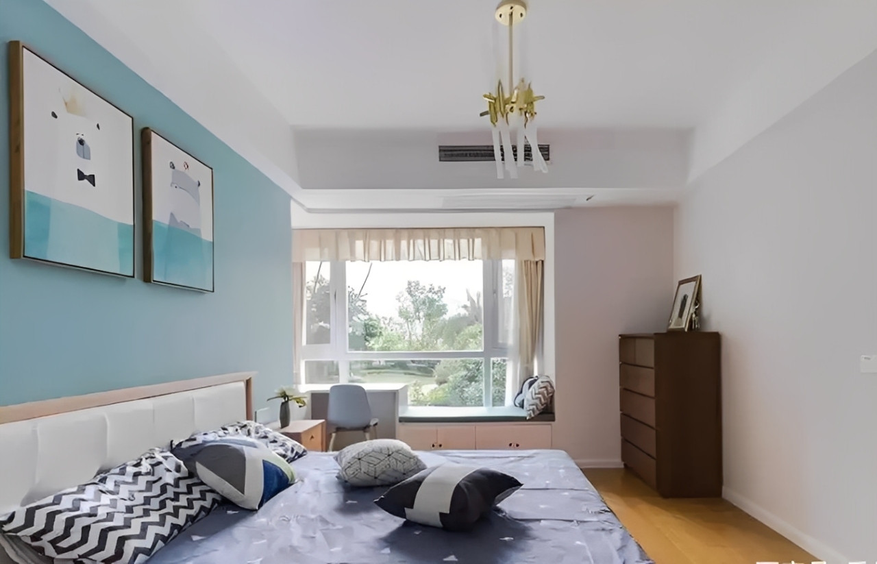 Góc học tập gọn gàng, có ánh sáng tự nhiên và bàn gỗ thân thiện tạo môi trường thuận lợi cho trẻ phát triển trí tuệ và thói quen học tập. Ảnh: Baidu