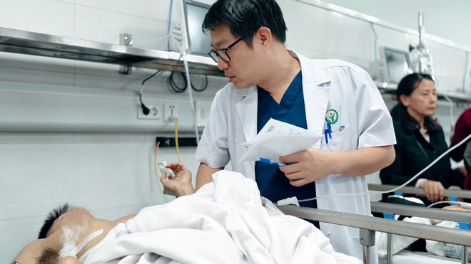 7 nạn nhân vụ lật xe khách được chuyển về Bệnh viện Việt Đức tối 27-12