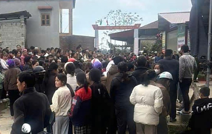 Rất đông người dân tập trung tại hiện trường nơi xảy ra vụ việc. Ảnh: MXH