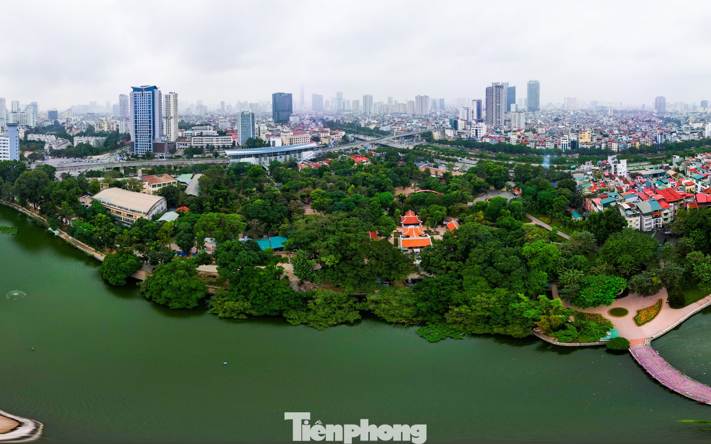 Tọa lạc trên gò đất mang tên Long Thủ, rợp bóng cây cổ thụ xanh mát quanh năm, đền Voi Phục (phường Ba Đình) từ lâu đã là một danh thắng nổi tiếng của Thủ đô. Đầu tháng 8/2024, UBND TP Hà Nội đã ký quyết định công nhận đền Voi Phục là điểm du lịch Di tích Quốc gia đặc biệt.