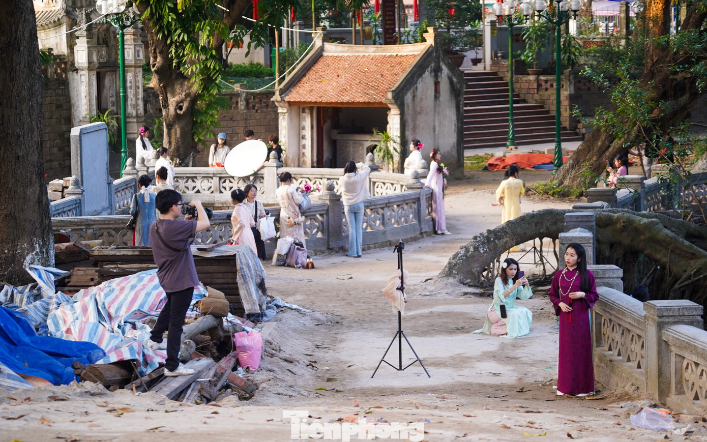 Không nổi tiếng như nhiều điểm văn hóa quen thuộc, đền Voi Phục thời gian gần đây được giới trẻ truyền tai như một “tọa độ check-in” kín tiếng. Không gian rêu phong, lối gạch cổ và hàng cây già đổ bóng tạo nên phông nền cổ kính... phù hợp với những bộ ảnh áo dài mang phong cách nhẹ nhàng, hoài niệm.