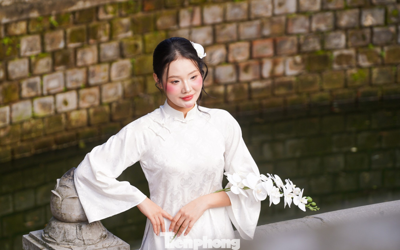 Hải Anh (phường Cầu Giấy) chia sẻ, cô tình cờ thấy hình ảnh đền Voi Phục trên mạng xã hội và ấn tượng với vẻ đẹp cổ kính, khác lạ nên quyết định đến chụp ảnh. “Không gian ở đây rất yên tĩnh, lại ít người biết, chụp hình khá thoải mái”, Hải Anh nói.