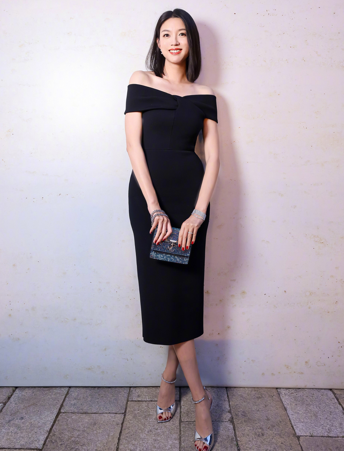 Người đẹp thường chọn váy áo theo xu hướng tối giản.