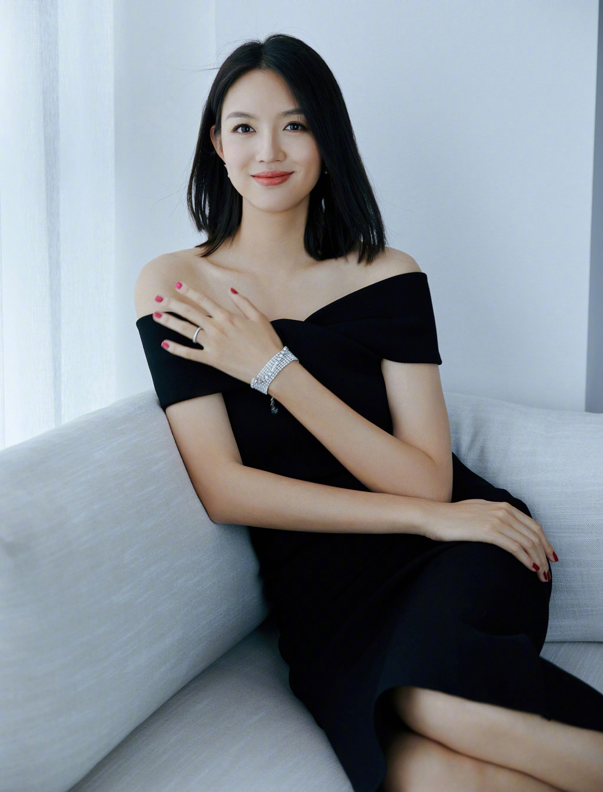 Theo Elle, Trương Tử Lâm, 41 tuổi, không hoạt động sôi nổi ở làng giải trí, chỉ thi thoảng tham gia sự kiện thời trang, từ thiện, chụp hình quảng cáo. Mỗi lần xuất hiện, cô lưu dấu ấn bởi phong thái nền nã.