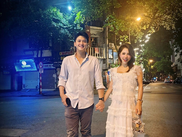 Trước những bàn tán từ dư luận, Huỳnh Anh nhiều lần thể hiện sự bảo vệ và trân trọng dành cho bạn đời. Nam diễn viên khẳng định anh yêu Bạch Lan Phương bởi sự từng trải, bản lĩnh và cách cô đối diện với cuộc sống.