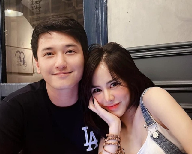 Vượt qua những định kiến về tuổi tác và hoàn cảnh, cặp đôi ngày càng chứng minh sự gắn bó bền chặt. Trên trang cá nhân, cả hai thường xuyên chia sẻ những khoảnh khắc đời thường giản dị nhưng đầy ấm áp.