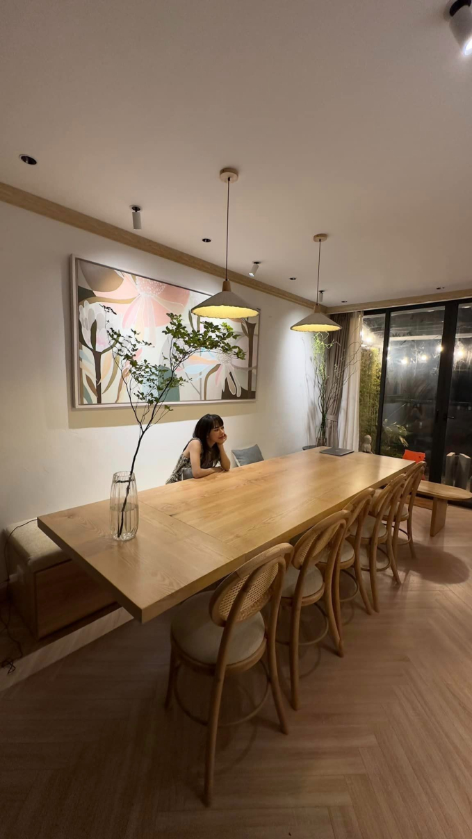 Ngôi nhà được thiết kế hiện đại, phân chia rõ không gian làm việc và sinh hoạt gia đình. Đây được xem là thành quả của nhiều năm nỗ lực, tự thân lập nghiệp của Bạch Lan Phương sau biến cố hôn nhân.