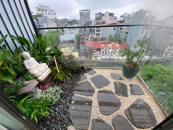 Bốn tầng dưới mở spa, từ lầu 5 trở lên làm buồng thay đồ, khu tập gym, phòng ngủ cho các thành viên trong gia đình. Riêng lầu 9 và sân thượng, cô dành để thư giãn, tụ tập bạn bè.