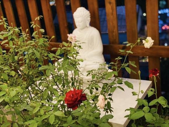 Bức tượng Phật trắng giữa vườn hồng giúp chủ nhà có chốn bình yên, thư thái.