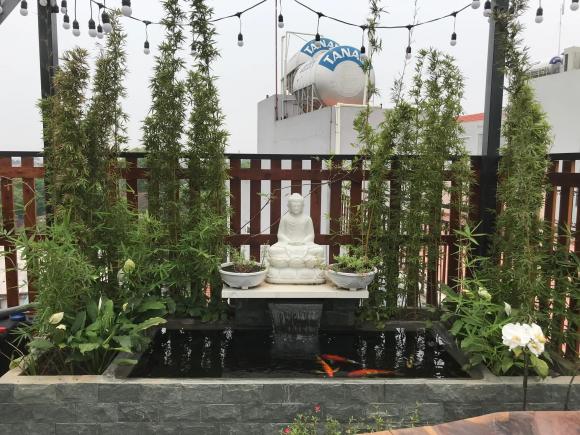 Hồ cá koi phong thủy được đặt trên tầng thượng.