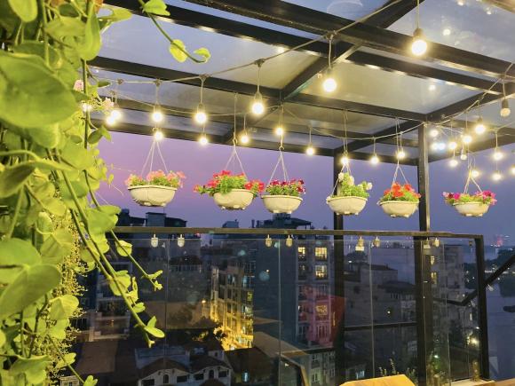Sân thượng được trang hoàng với nhiều hoa.
