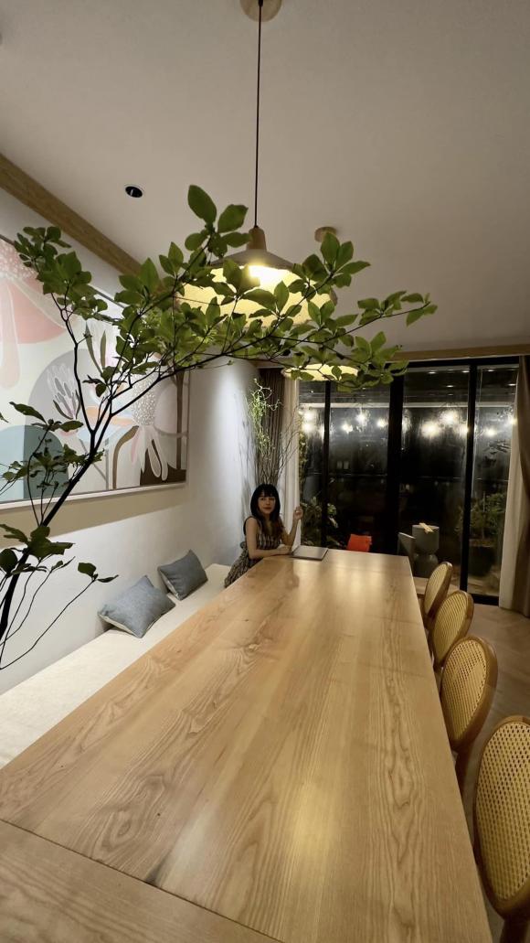 Bên trong nhà khu vực bàn ăn rất rộng rãi. sức chứa cho một buổi tiệc nhỏ.