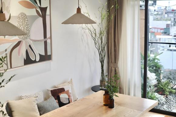 Từng chiếc gối tựa hay khung tranh cũng được đồng bộ.