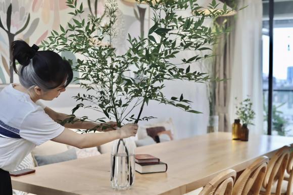 Cây cảnh dáng cao mảnh sẽ giúp không gian thêm thanh thoát.