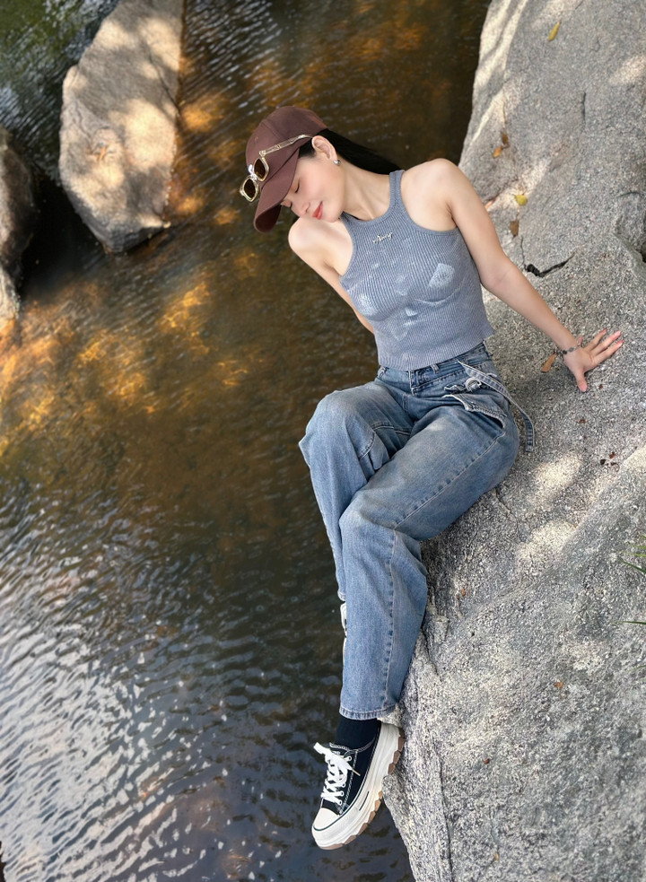 Tuy nhiên, khi vượt qua vòng thử vai và được ê-kíp tin tưởng, cô quyết định dồn toàn bộ tâm sức cho bộ phim. Trâm Anh dành hơn hai tháng cho giai đoạn tiền kỳ, chủ động sống chậm lại, hạn chế giao tiếp xã hội, tạo cho mình cảm giác cô độc tương đồng với nhân vật. Cô cũng tìm gặp nguyên mẫu ngoài đời để quan sát, lắng nghe và tích lũy thêm trải nghiệm sống.