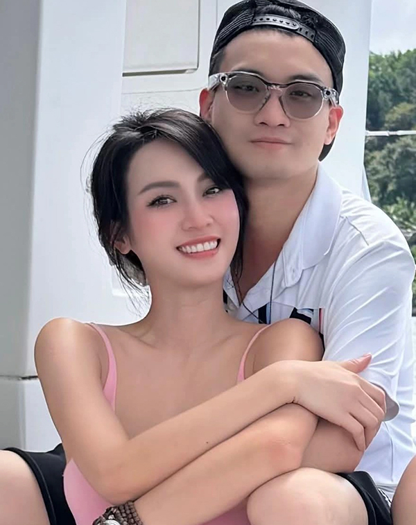 Thiếu gia Đức Phạm đăng ảnh ôm ấp Vũ Thúy Quỳnh, hồi tháng 11.