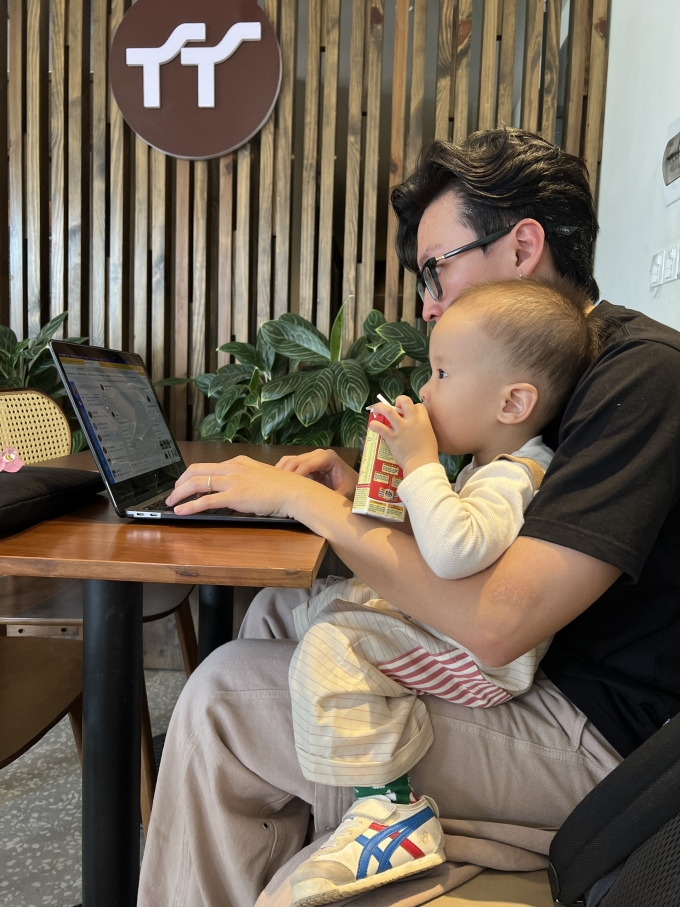 Hoàng Vinh mang theo laptop đi làm khi trông con. Ảnh nhân vật cung cấp