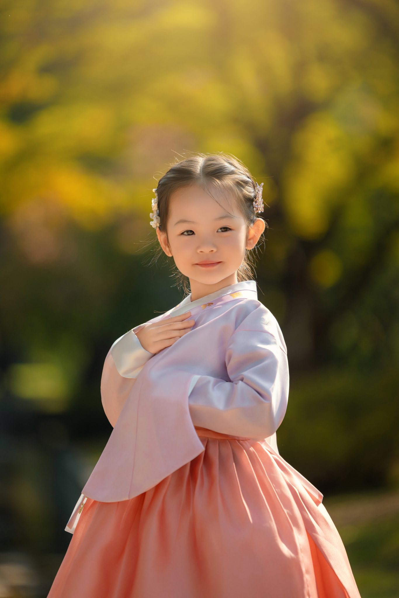 Trong trang phục Hanbok, Suchin trông vô cùng duyên dáng, đáng yêu như một cô công chúa nhỏ.