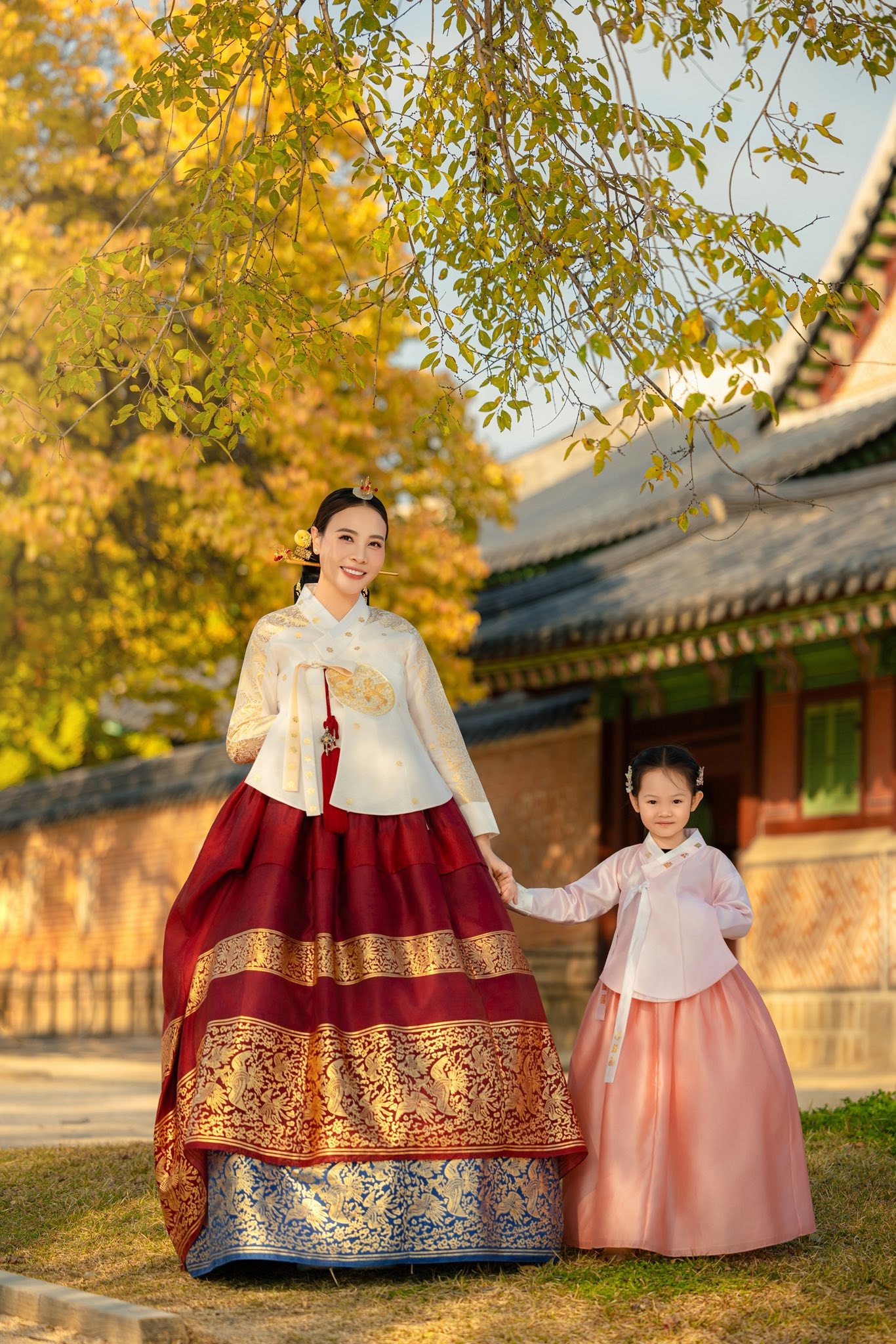 Hai mẹ con cùng diện Hanbok trông như hoàng hậu - công chúa từ phim bước ra.
