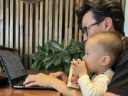 Yêu con - Những sinh viên làm cha mẹ trên giảng đường