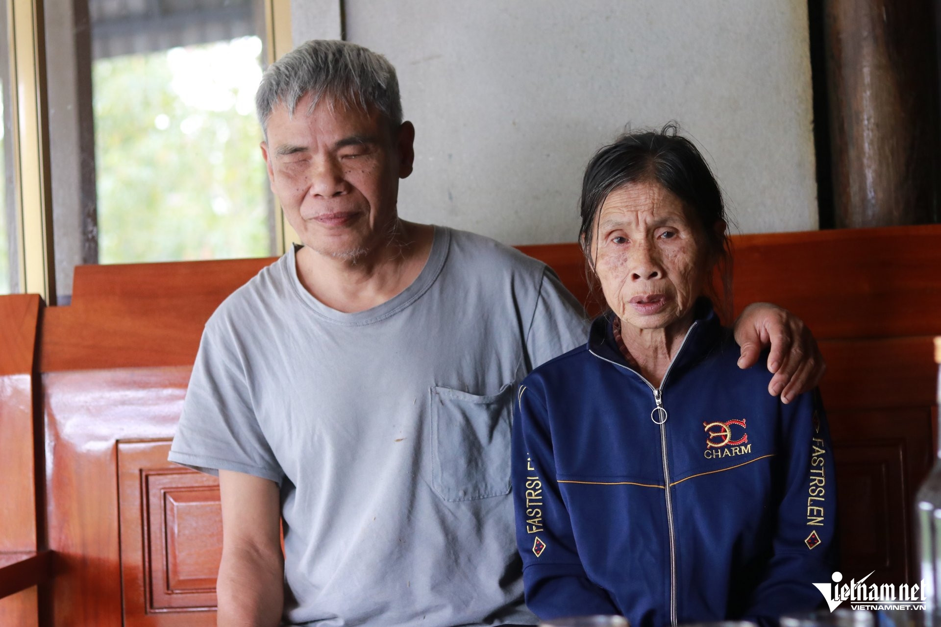 Hai vợ chồng ông Học mắc bệnh, cùng nhau nỗ lực vượt qua khó khăn. Ảnh: Sỹ Thông