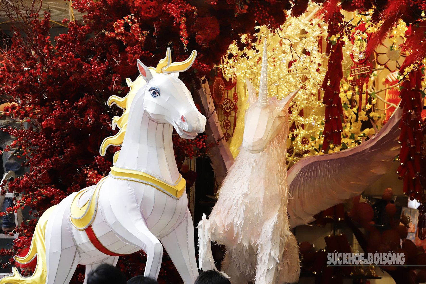 Mô hình linh vật ngựa được trang trí nổi bật.