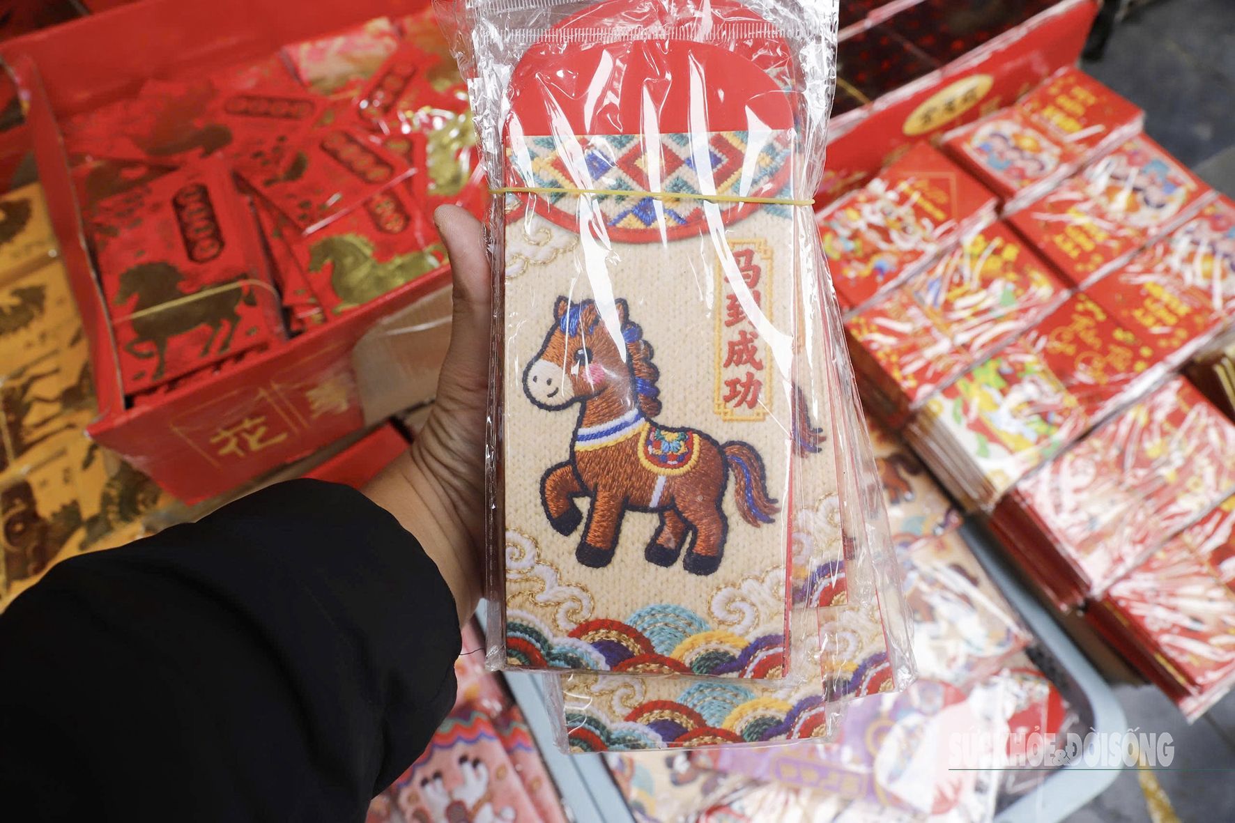 Linh vật ngựa amp;#34;phủ kínamp;#34; phố Hàng Mã đón năm mới 2026 - 4