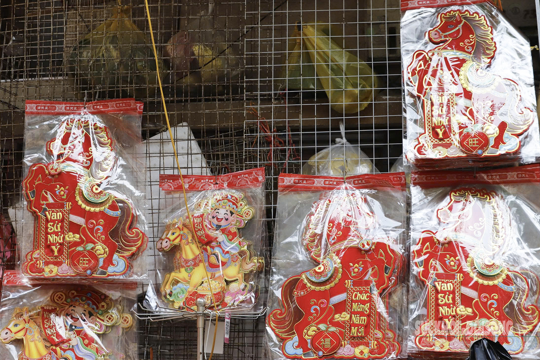 img src/upload/4-2025/images/2025-12-30/1767053179-ngua-linh-vat-phu-kin-pho-hang-ma-don-nam-moi-2026-8-0331-width1772height1181.jpg width660 /