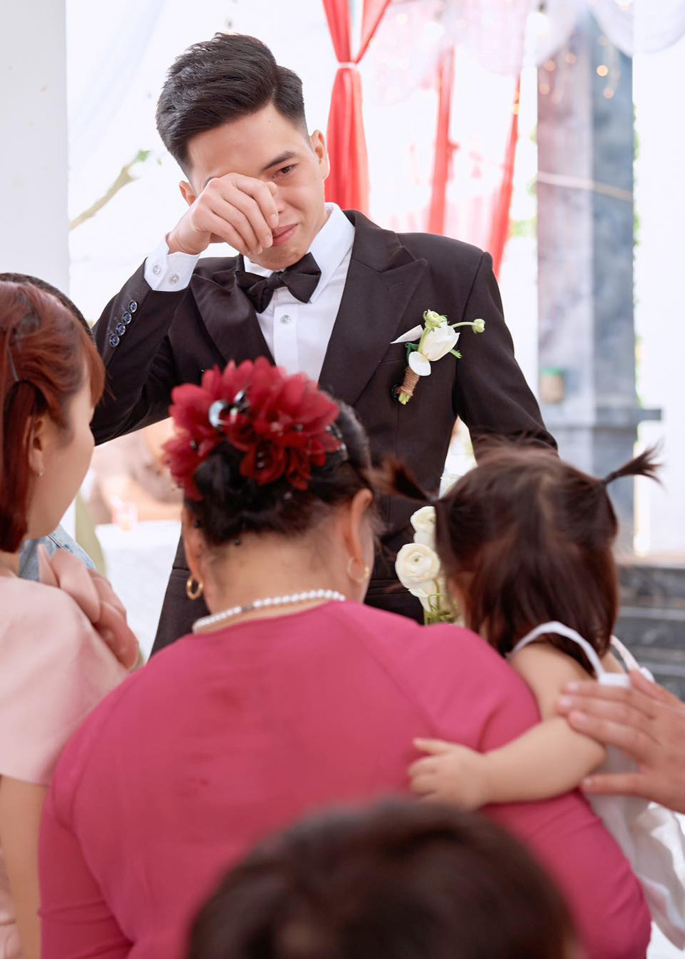 Chú rể rơi nước mắt trong ngày cưới 