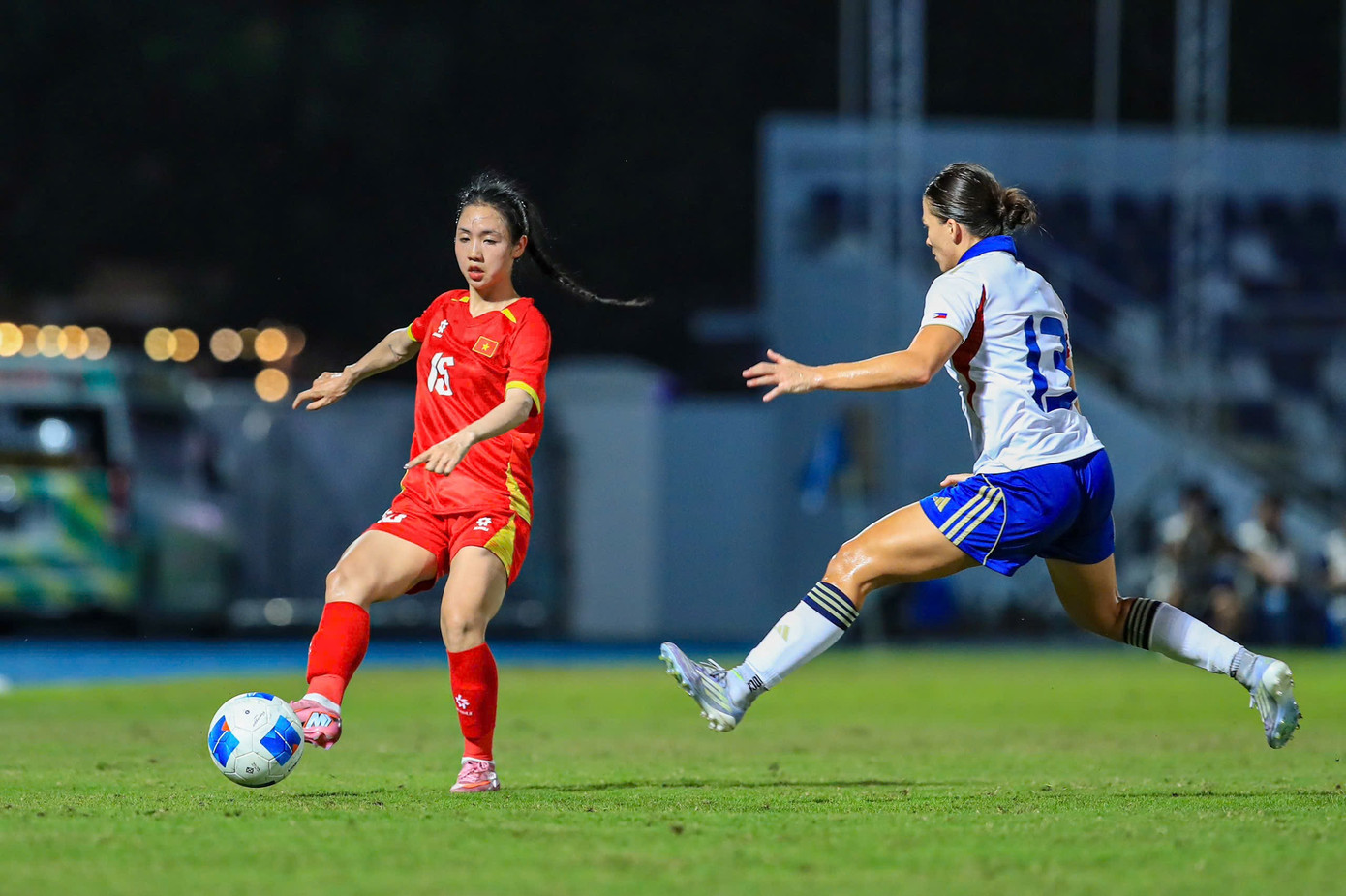 Trong SEA Games 33, Trần Thị Duyên được nhận xét thi đấu đầy nỗ lực, phòng ngự lăn xả, cho thấy sự tiến bộ vượt bậc trong khả năng hỗ trợ tấn công và thường xuyên được HLV Mai Đức Chung tin tưởng xếp đá chính. Ảnh: HP - MD