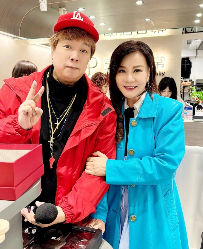 Tào Tây Bình chụp ảnh cùng một người bạn. Ảnh: Apple