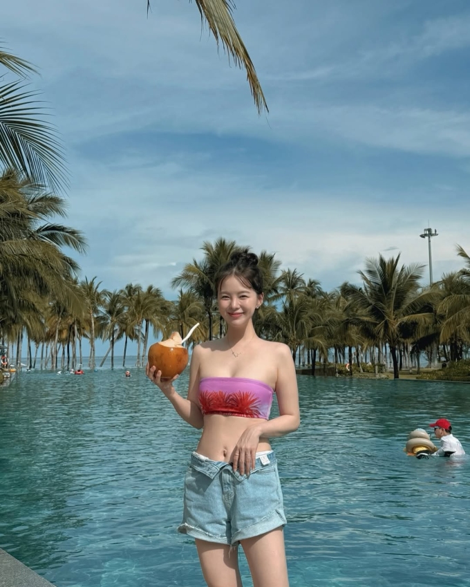 Haneulina nổi tiếng tại Hàn Quốc từ năm 2018 nhờ ngoại hình trong trẻo và phong cách gợi cảm, được mệnh danh là thiên thần nội y xứ Hàn.