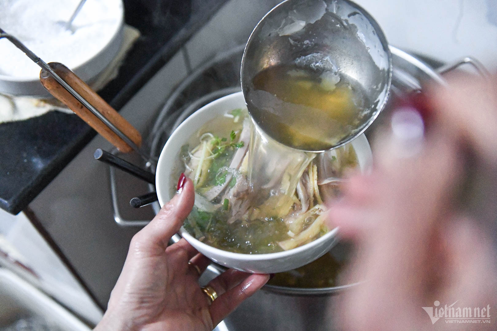 Theo đánh giá của thực khách, quán ăn này có món gà rất ngon, da vàng, giòn, thịt dai