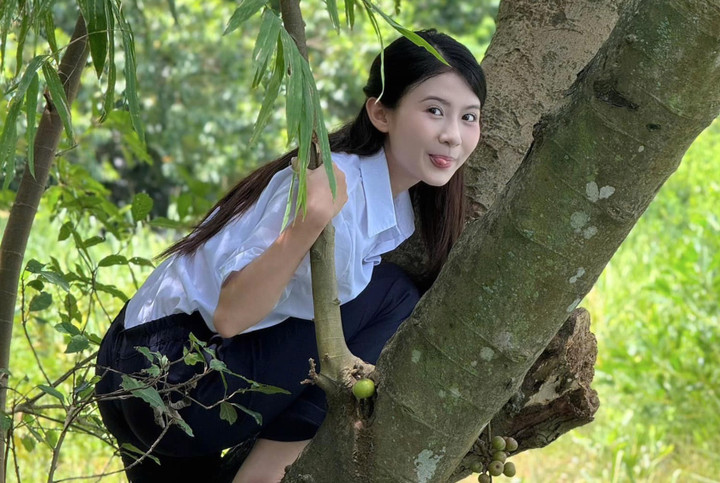 Ngoài ra, Quỳnh Trang còn gây thiện cảm mạnh mẽ với khán giả qua vai Ngân thời niên thiếu trong Cách em 1 milimet.