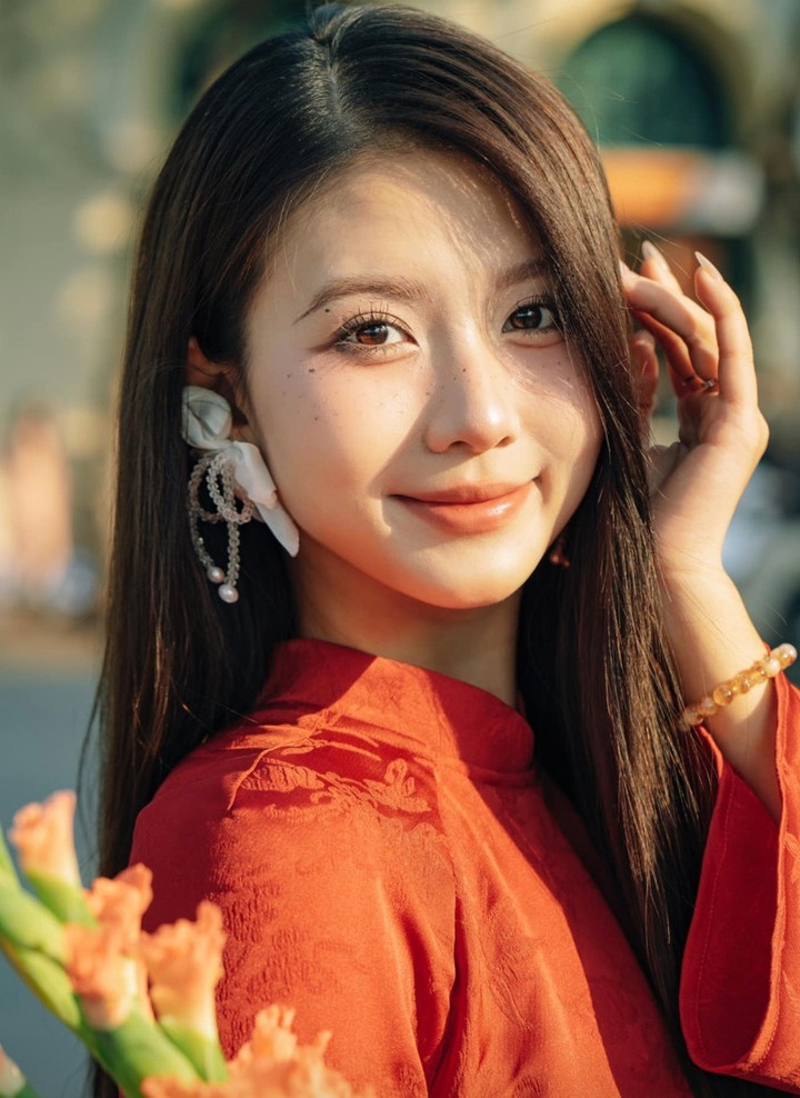 Quỳnh Trang sinh năm 2001, từng được biết đến với danh xưng hot girl mùa thi nhờ gương mặt khả ái khi tham gia kỳ thi tốt nghiệp THPT Quốc gia năm 2019.