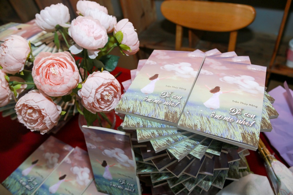 Cuốn sách Để con ôm mẹ nhé! vừa có buổi ra mắt ấm cúng tại Hà Nội.