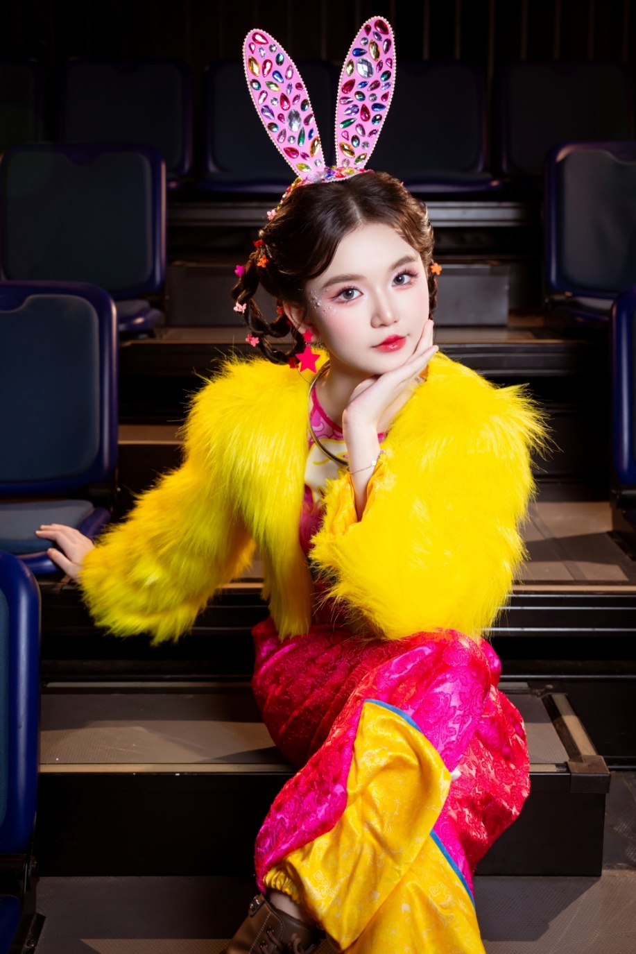 Nguyễn Ngọc Kim Cương vừa ra mắt MV Oẳn Tù Tì kết hợp với nhạc sĩ Tuấn Cry.