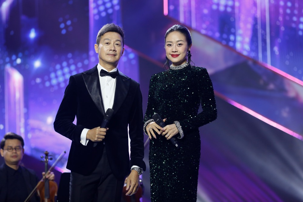 Chương trình được dẫn dắt bởi các MC Anh Tuấn và Phí Linh tại sân khấu chính.