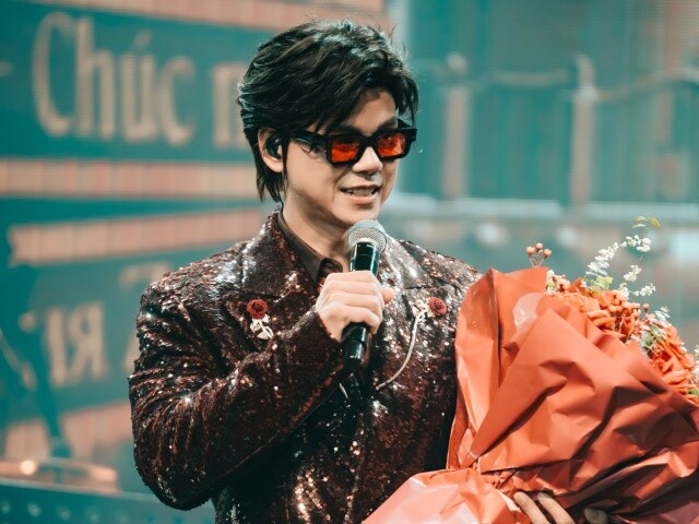 Phan Đinh Tùng mừng sinh nhật tuổi 50 bằng Đinh Show tại Hà Nội