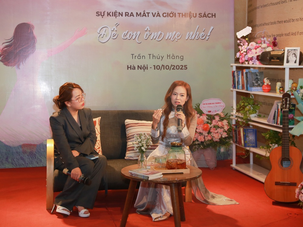 Cuốn sách được tác giả Trần Thúy Hằng ấp ủ trong 10 năm để gửi tặng người mẹ quá cố.