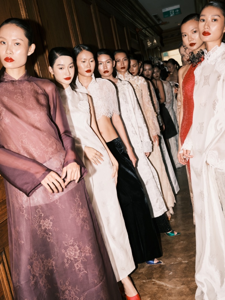 Tiếp nối Gigi Hương Giang là phần trình diễn của 35 người mẫu.