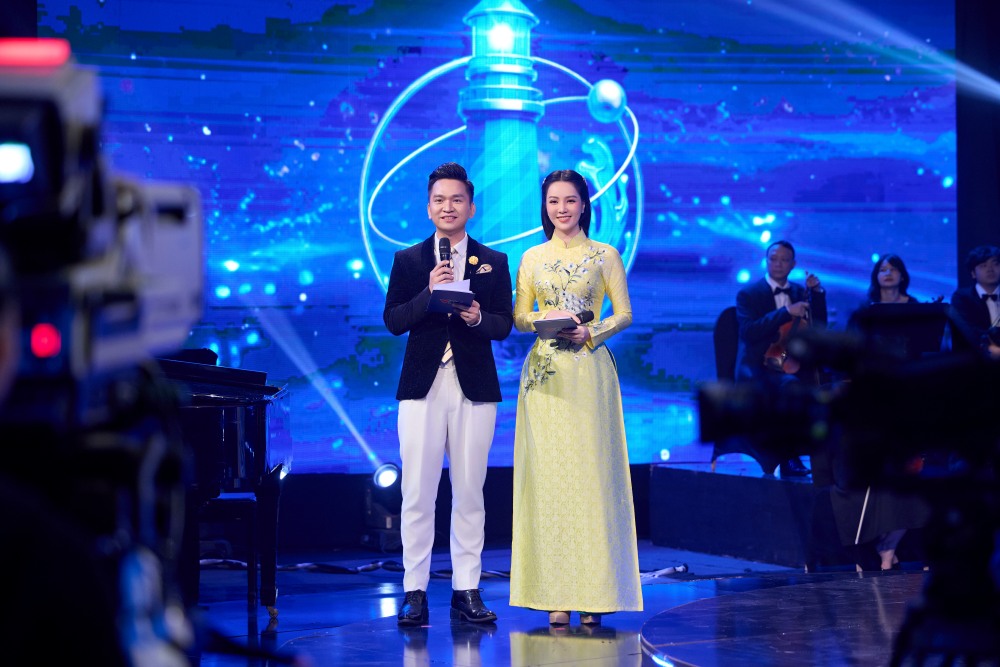 MC Hạnh Phúc và Á hậu Thuỵ Vân song hành xuất hiện trong nhiều sự kiện trọng điểm cuối năm.