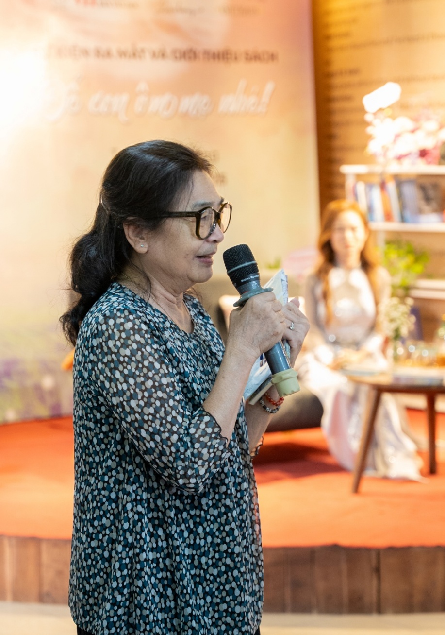 Nhà thơ Trần Thị Tố Nga - Hội viên Hội Nhà văn TP.HCM tới chúc mừng tác giả Trần Thúy Hằng.